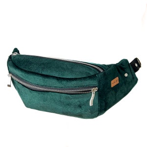 Three chambers bottle green hip bag. Big waist bag. Three chambers travel bag. Fanny bag. Kidney bag. Green belly bag.