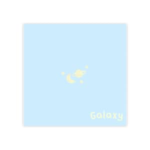 Può includere: Una carta quadrata azzurra con un'illustrazione gialla di una luna crescente, stelle e un pianeta. La parola "Galaxy" è scritta in corsivo giallo in basso a destra. La carta ha un bordo bianco.