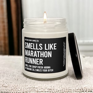 Vela de soja perfumada con olor a corredor de maratón, 9 oz, etiqueta negra, regalo para maratón, regalo para corredor de maratón, vela de regalo para media maratón