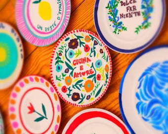 Assiettes Personnalisées - Cadeau Mariage Sur-Mesure - Vaisselle Faite Main - Cadeau Maîtresse / Anniversaire - Sur-mesure