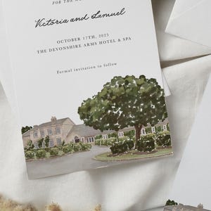 Op de afbeelding: Save the date-kaart met een aquarel-illustratie van een gebouw en een boom. De tekst luidt "Save the date for the wedding of Victoria and Samuel, October 17th, 2025, The Devonshire Arms Hotel & Spa, Formal invitation to follow."
