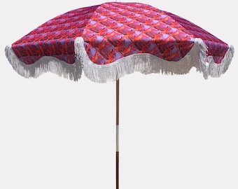 Sombrilla de playa al atardecer tailandesa