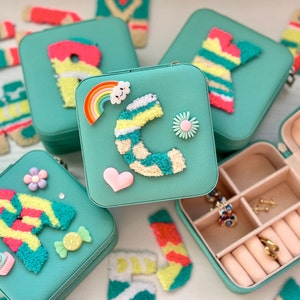 Mädchen Geschenk Teenager Mädchen Geburtstagsgeschenk Monogramm Schmuckschatulle personalisierte Geschenk für Mädchen Junior Brautjungfer Chenille Patch Kawaii Charm Box