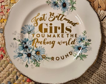 Bord voor meisjes met dikke bodem – grappig vintage verzamelbord – decor Queen Lyrics – Geüpcycled muurkunst