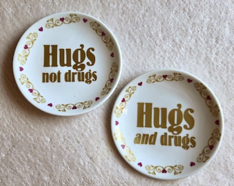 Hugs not Drugs, Hugs and drugs Collector Plate set – Funny Vintage – Rude upcycled muurkunst