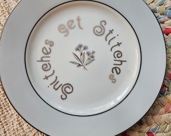 Bord Snitches Get Stitches – grappig verzamelbord – onbeleefde upcycled muurkunst – decor donkere humor