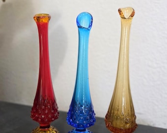 Fenton-vazenset met gedraaide knop – amberkleurige koolroos, amberkleurige zoolspijker, koloniaal blauwe zoolnagel – kunstglas uit het midden van de eeuw