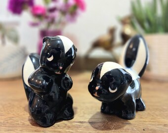Coppia di simpatiche statuette di puzzola - Decorazione d'interni vintage in stile cottagecore