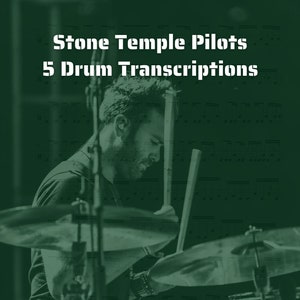 Puede incluir: Una foto en blanco y negro de un baterista tocando una batería. El baterista lleva una camisa negra y tiene barba. El texto "Stone Temple Pilots 5 Drum Transcriptions" está en la parte superior de la imagen. El texto "Francesco Vecchio" está en la parte inferior de la imagen.
