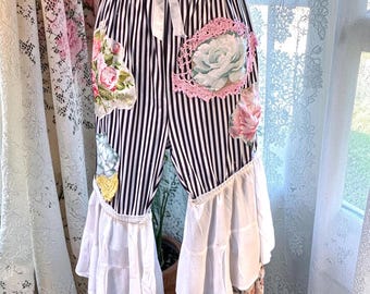 Pantalones estilo Boho Lagenlook, pantalones de patchwork reciclados, pantalones con volantes florales estilo Cottagecore, moda artesanal de producción lenta, talla L