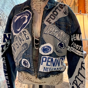 Giacca di jeans Penn State riciclata, taglia XL: toppe personalizzate, chiusura con zip frontale, unisex