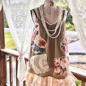 Boho Linne med Blommig Applikation | Återvunnen Olivfärgad Gasvävd Topp med Ficka | Cottagecore Spetslappmönster | Storlek L