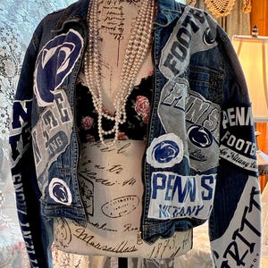 Pode incluir: Um conjunto de três canecas de cerâmica com acabamento fosco e salpicado. As canecas são em tons de creme, cinza claro e cinza escuro. Cada caneca tem um design simples e minimalista.