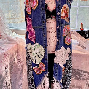 Giacca di jeans riciclata, gilet lungo, spolverino, patchwork di farfalle, centrini, strati di pizzo, colorato, divertente, stravagante, taglia M/L