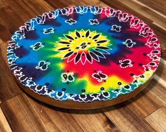 Bandeja redonda vintage de madeira pintada à mão com pedestal e pés articulados - Design vibrante de mandala multicolorida - Suporte decorativo de 24,8 cm (9,75")