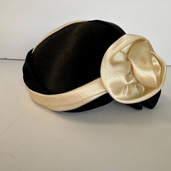 Vintage Satin Pillbox Hat: Black & White Fabric Flower, Mid  display picture 2