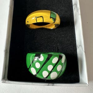 2 Funky Vintage Lucite Acryl Ringe Geometrisches Design - Gelb Gr. 6 Grün Gr. 8,5