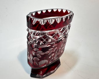 Vase bourgeon ovale miniature vintage bohème rouge rubis coupé en cristal transparent - 3 1/4 po. x 2 1/2 po. x 1 1/4 po. Soucoupe bonus GRATUITE (ébréchée) si vous le souhaitez