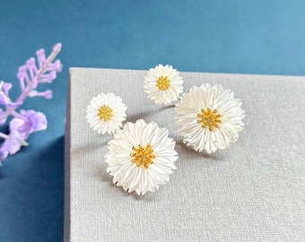 マザーオブパール製フラワーモチーフスタッドピアス：14金メッキの花型
