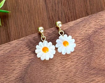 マザーオブパール製フラワーモチーフスタッドピアス：14金メッキの花型