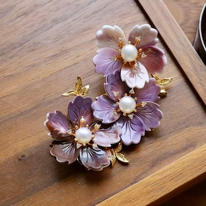Handgesneden schelpbloemen met natuurlijke zoetwaterparels\Elegante echte witte parelbroche zilveren dames\Bloemencluster paarse schelpspeld