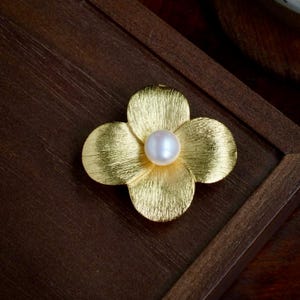 Gold plated Flower copper brooch with fresh water pearl/Unique handmade pearl brooch for Mother&#39;s day gift anniversary birthday wedding