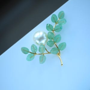Natuurlijke zoetwaterparelbloembroche met natuurlijke jadebladeren uit Afghanistan/Unieke handgemaakte parelbroche/Moederdag Verjaardagsbrochecadeau