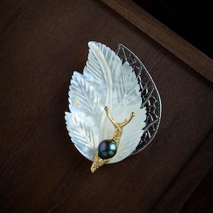 Natuurlijke parel met parelmoer broche/unieke slakparelbroche dames/moederdag verjaardagsbroche/elegant witte edelsteen cadeau