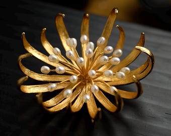 Broche de perla floral dorado llamativo/Pin de flor escultural con rayos de sol/Broche llamativo de inspiración vintage/Joyería de perla natural estilo mediados de siglo para mujer