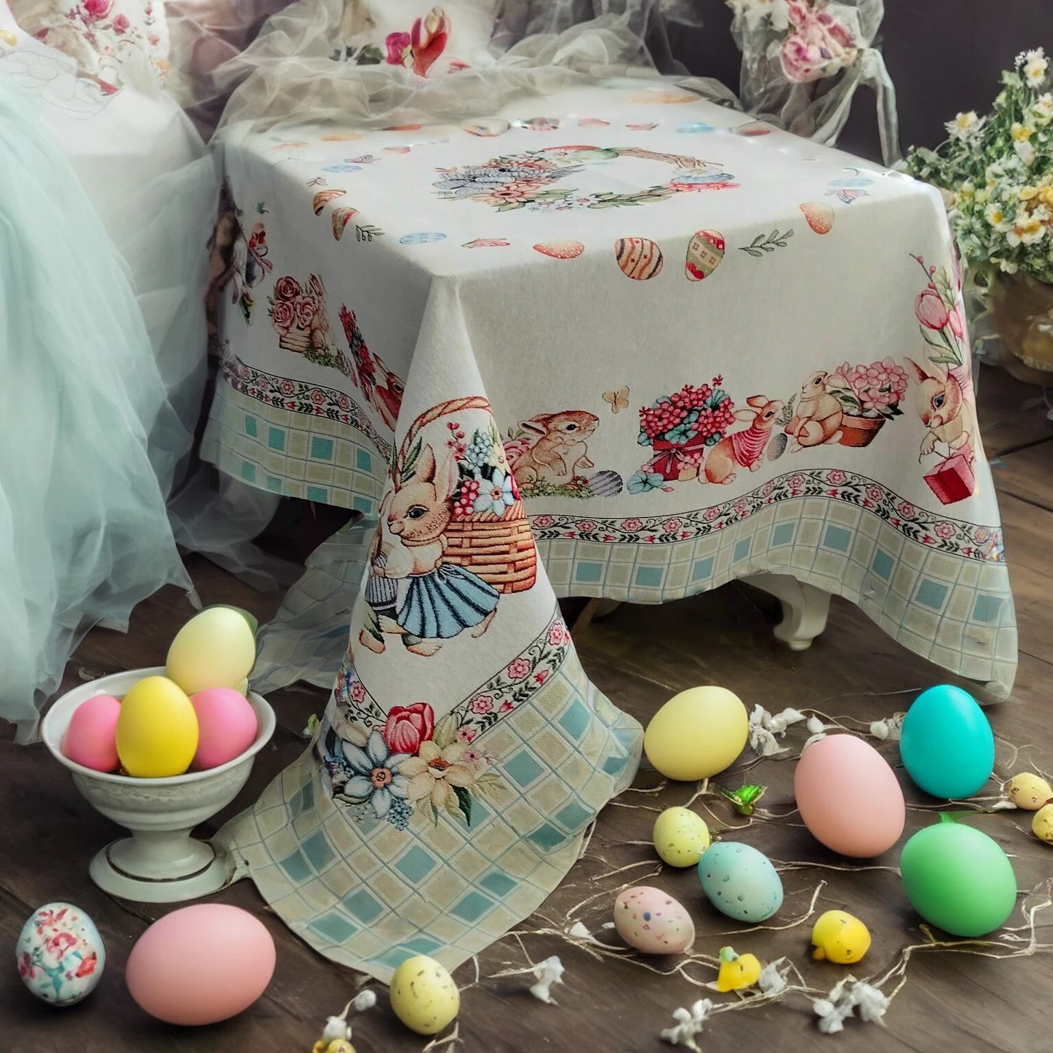 Paastapijttafelkleed voor een vierkante tafel – lentedecor met konijntje en bloemmotieven - België