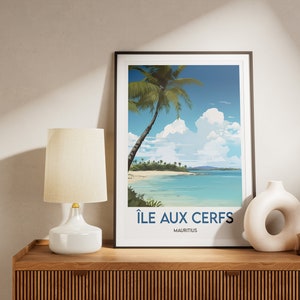 Pu&ograve; includere: Una stampa incorniciata di una scena di spiaggia tropicale con una palma, cielo blu e nuvole bianche. La stampa ha il testo "&Icirc;le aux Cerfs, Mauritius" in basso.