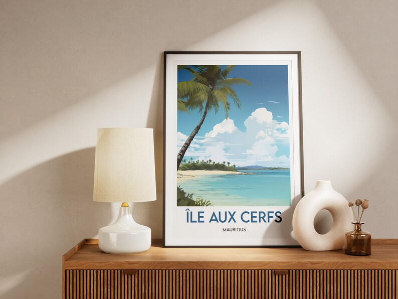 Pu&ograve; includere: Una stampa incorniciata di una scena di spiaggia tropicale con una palma, cielo blu e nuvole bianche. La stampa ha il testo "&Icirc;le aux Cerfs, Mauritius" in basso.