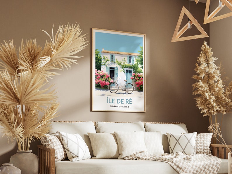 Op de afbeelding: Een vintage poster met een blauwe en witte illustratie van een huis met een fiets ervoor. De poster heeft de tekst "&Icirc;le de R&eacute;" en "Charente-Maritime" erop.