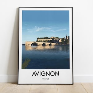 Peut inclure: Une affiche encadrée avec une vue panoramique d'Avignon, en France. L'affiche représente un pont au-dessus d'une rivière avec une ville en arrière-plan. Le texte "AVIGNON" et "FRANCE" est imprimé en noir en bas de l'affiche.