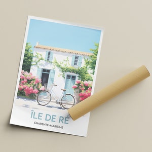 Op de afbeelding: Een wit huis met blauwe luiken en een witte fiets ervoor geparkeerd. Het huis is omringd door roze bloemen en groene struiken. De tekst "&Icirc;le de R&eacute;" en "Charente-Maritime" staat onder de afbeelding.