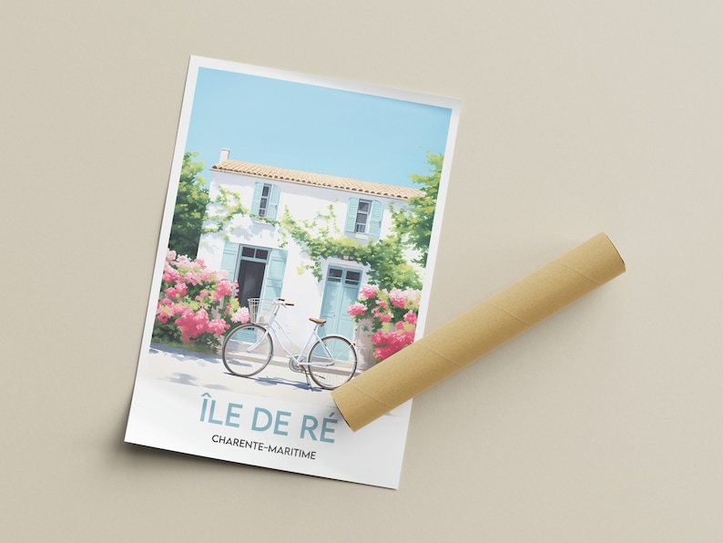 Op de afbeelding: Een wit huis met blauwe luiken en een witte fiets ervoor geparkeerd. Het huis is omringd door roze bloemen en groene struiken. De tekst "&Icirc;le de R&eacute;" en "Charente-Maritime" staat onder de afbeelding.