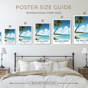Pu&ograve; includere: Una guida alle dimensioni dei poster che mostra diversi formati di stampe, da A5 ad A0, con una scena di isola tropicale. Il testo sui poster recita "&Icirc;le Aux Cerfs, Mauritius". La guida &egrave; esposta su una parete sopra un letto con una testiera bianca e un copriletto bianco. Il letto &egrave; largo 80 pollici (203 cm).