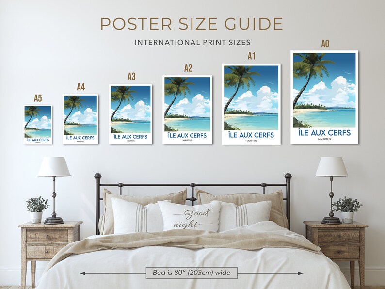 Pu&ograve; includere: Una guida alle dimensioni dei poster che mostra diversi formati di stampe, da A5 ad A0, con una scena di isola tropicale. Il testo sui poster recita "&Icirc;le Aux Cerfs, Mauritius". La guida &egrave; esposta su una parete sopra un letto con una testiera bianca e un copriletto bianco. Il letto &egrave; largo 80 pollici (203 cm).