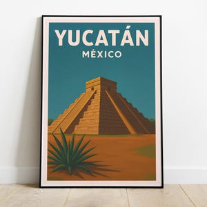 Peut inclure: Une affiche de voyage vintage avec un fond bleu sarcelle représentant une grande pyramide avec une plante d'agave verte au premier plan. Le texte "YUCATÁN MÉXICO" est en haut de l'affiche.