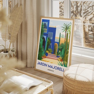 Pu&ograve; includere: Un poster incorniciato con un'illustrazione colorata di un edificio blu con una palma e cactus. Il testo sul poster recita "Jardin Majorelle, Marocco".