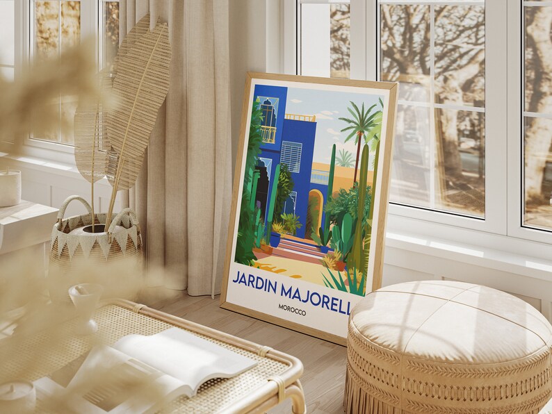 Pu&ograve; includere: Un poster incorniciato con un'illustrazione colorata di un edificio blu con una palma e cactus. Il testo sul poster recita "Jardin Majorelle, Marocco".