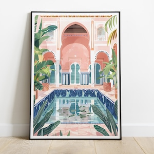 Op de afbeelding: Een ingelijste illustratie van een roze en wit gebouw met een blauw betegeld zwembad in het midden. Het gebouw heeft gebogen deuren en ramen met blauwe en witte tegels. Weelderige groene planten bevinden zich aan beide zijden van het zwembad.