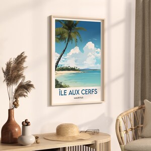 Pu&ograve; includere: Un poster incorniciato con una scena di isola tropicale. Il poster presenta una palma su una spiaggia di sabbia bianca con acqua turchese. Il testo sul poster recita "&Icirc;le aux Cerfs, Mauritius".