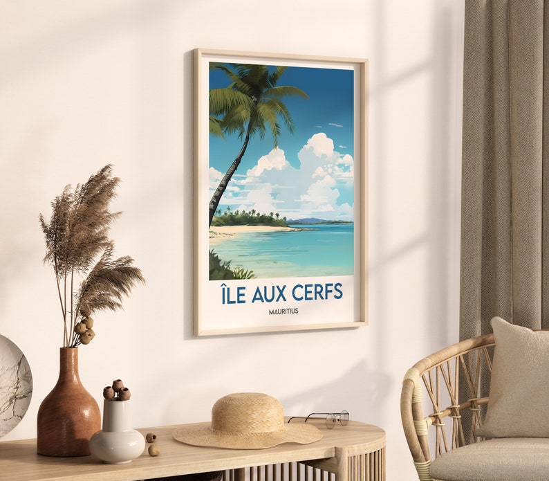 Pu&ograve; includere: Un poster incorniciato con una scena di isola tropicale. Il poster presenta una palma su una spiaggia di sabbia bianca con acqua turchese. Il testo sul poster recita "&Icirc;le aux Cerfs, Mauritius".