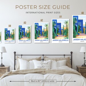 Pu&ograve; includere: Una guida alle dimensioni dei poster, che mostra diverse dimensioni di un poster con un edificio blu e palme, etichettate con i formati di carta internazionali A0, A1, A2, A3, A4 e A5. Il poster &egrave; intitolato "Jardin Majorelle, Marocco". La guida mostra come i poster apparirebbero su una parete accanto a un letto largo 203 cm.