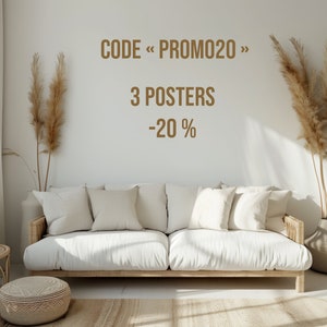 Pu&ograve; includere: Un divano bianco con cuscini in un ambiente da soggiorno. La parete dietro il divano ha il testo "CODE << PROMO20 >> 3 POSTERS -20%" in testo marrone.