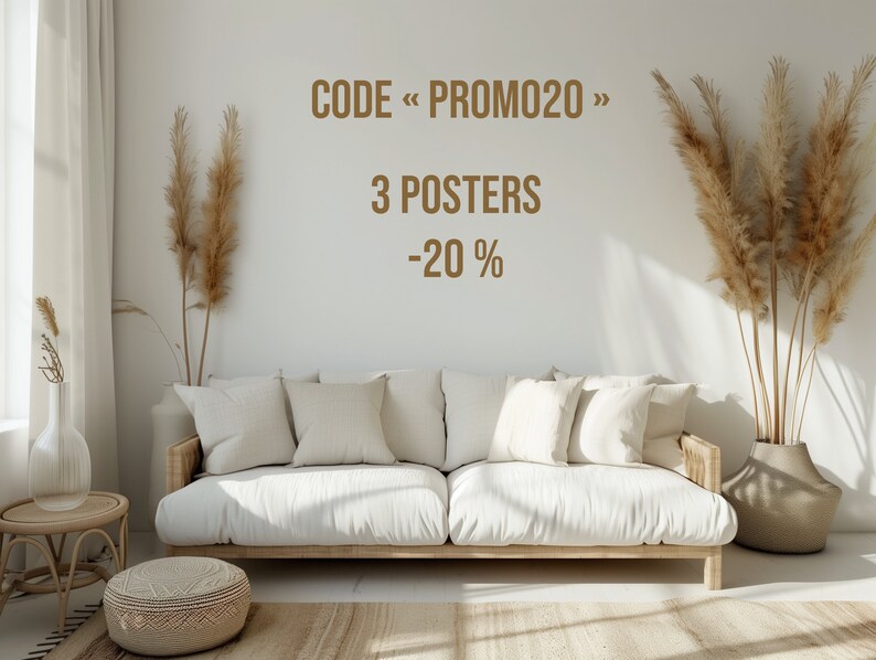 Pu&ograve; includere: Un divano bianco con cuscini in un ambiente da soggiorno. La parete dietro il divano ha il testo "CODE << PROMO20 >> 3 POSTERS -20%" in testo marrone.