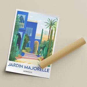 Pu&ograve; includere: Un'illustrazione colorata del Jardin Majorelle a Marrakech, in Marocco. L'immagine presenta un edificio blu con un tetto giallo e un giardino lussureggiante con palme e cactus.