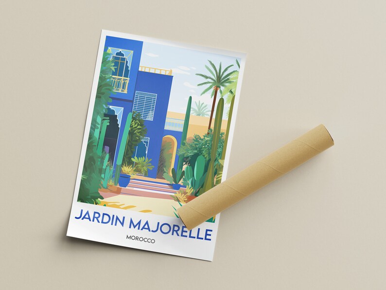 Pu&ograve; includere: Un'illustrazione colorata del Jardin Majorelle a Marrakech, in Marocco. L'immagine presenta un edificio blu con un tetto giallo e un giardino lussureggiante con palme e cactus.
