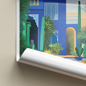 Pu&ograve; includere: Un'illustrazione colorata di un cortile marocchino con un edificio blu, porte ad arco e lussureggianti piante verdi. L'immagine &egrave; una stampa digitale, perfetta per aggiungere un tocco di esotico a qualsiasi stanza.